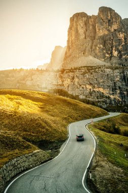 Ağaçlar, orman ve dağlar arka planlar ile güzel dağ yolu. Devlet karayolu yolu Passo Gardena, Sella dağ grup Dolomites dağ İtalya alınan.
