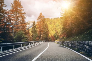 Ağaçlar, orman ve dağlar arka planlar ile güzel dağ yolu. Devlet karayolu yolu Dolomites Dağı İtalya'nın alınan.
