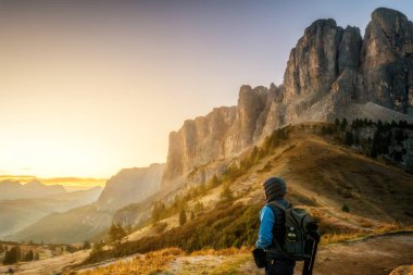 Adam gezgin yalnız Dolomites Mounatins nefes kesici manzara modunda İtalya'da yaz aylarında gündoğumu, hiking. Seyahat yaşam tarzı yolculuk tutkusu macera kavramı. Açık vahşi doğada tatil.