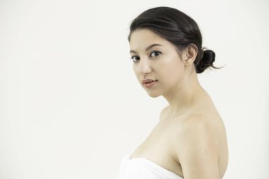 Beyaz arka plan beyaz havlu temiz cilt güzel genç kadın. Yüz tedavi, kozmetik, güzellik ve sağlıklı yaşam spa.