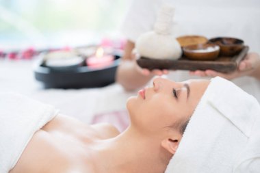 Rahat kadın kaplıca tedavisi planda tutan terapist ile spa masaj için hazırlanan spa yatakta yalan. Lüks sağlık, stres rahatlama ve gençleşme kavramı.
