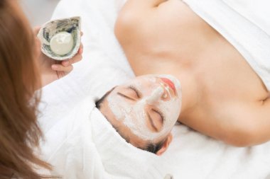 Güzeller güzeli kadın, sağlık merkezindeki profesyonel dermatologdan yüz temizleme tedavisi görüyor. Yaşlanma önleyici, yüz bakımı ve lüks yaşam tarzı konsepti.