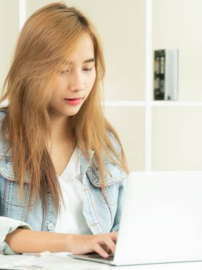 Konsantre kadın rahat ev ofis dizüstü bilgisayarda çalışıyor. Küçük işletmeler ve iş kavramı devreye.