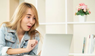 Sevimli kadın rahat ev ofis dizüstü bilgisayarda bakarken hayran, heyecan veya sürpriz hisseder. İnanılmaz satış reklam ve şanslı ödül kazanan kavramı.