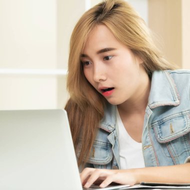 Sevimli kadın rahat ev ofis dizüstü bilgisayarda bakarken hayran, heyecan veya sürpriz hisseder. İnanılmaz satış reklam ve şanslı ödül kazanan kavramı.