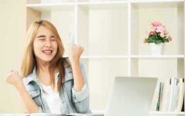 Evet! Office yükseltme elinde başarıları ve başarı gösteren genç kadın heyecan. İş başarı kavramı.