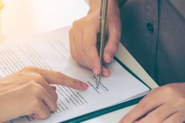 İşkadını işaretleri sözleşmesi sözleşme ile ofiste başka bir iş kadını. Kadının el ateş yakın. İş ortaklığı ve avukat yasal faaliyetleri kavramı.