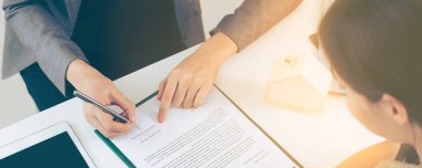 İstemci belge ile ilgili Emlak etkinlik avukat veya gerçek emlakçı ofis masa başında oturan yanındaki imzalar. Satış ve ev satın alma iş kavramı.