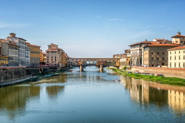 Floransa Ponte Vecchio Köprüsü ve şehir manzarası İtalya. Floransa Tuscany bölgesi Merkezi İtalya'nın başkentidir. Merkezi İtalya'nın Orta Çağ Ticaret ve son dönemin en zengin şehirler Floransa yapıldı.