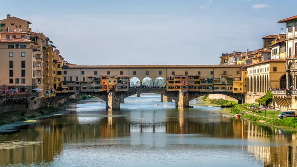 Floransa Ponte Vecchio Köprüsü ve şehir manzarası İtalya. Floransa Tuscany bölgesi Merkezi İtalya'nın başkentidir. Merkezi İtalya'nın Orta Çağ Ticaret ve son dönemin en zengin şehirler Floransa yapıldı.