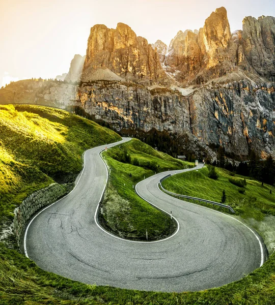 Vackra Bergsväg Med Träd Skogen Och Bergen Bakgrunden Tas Vid — Stockfoto