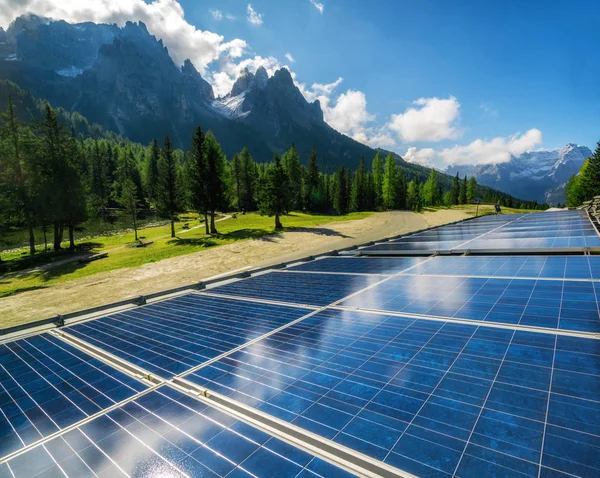 Solární Panely Venkově Proti Slunné Obloze Horskému Pozadí Solární Energie — Stock fotografie