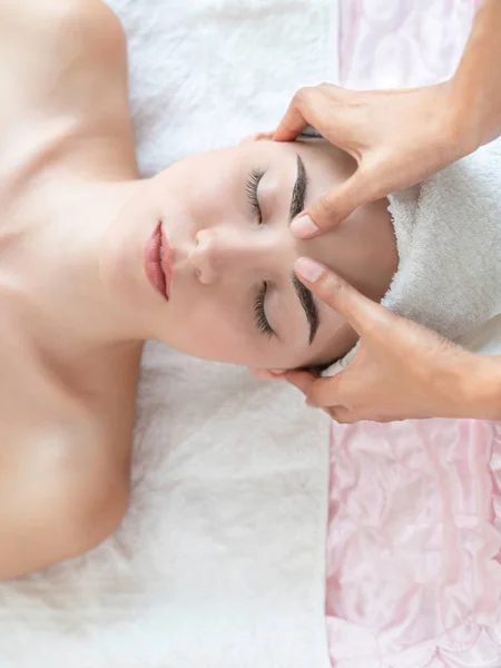 Mujer Relajada Tumbada Cama Spa Para Tratamiento Spa Masaje Facial — Foto de Stock