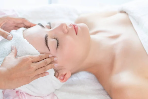 Mujer Relajada Tumbada Cama Spa Para Tratamiento Spa Masaje Facial — Foto de Stock