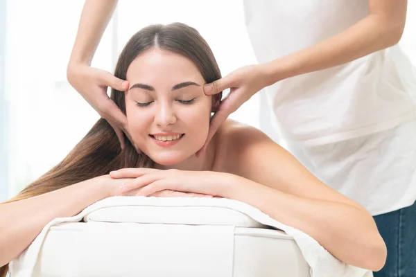 Relaxed Woman Lying Spa Bed Facial Head Massage Spa Treatment — Stock Photo, Image