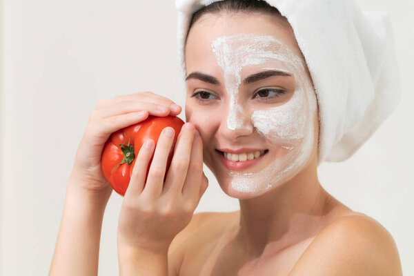 Красивая женщина, проходящая процедуру маски для лица с экстрактом томатного крема, демонстрирует преимущества природного лечения. Омолаживающая косметология, уход за кожей лица и концепция роскошного образа жизни
.