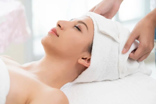 Jovem Relaxada Deitada Uma Cama Spa Preparada Para Tratamento Facial — Fotografia de Stock