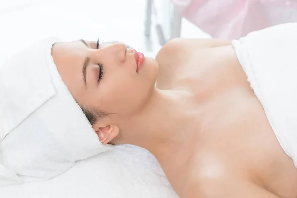 Ontspannen Jonge Vrouw Liggend Een Kuuroord Bereid Voor Gezichtsbehandeling Massage — Stockfoto