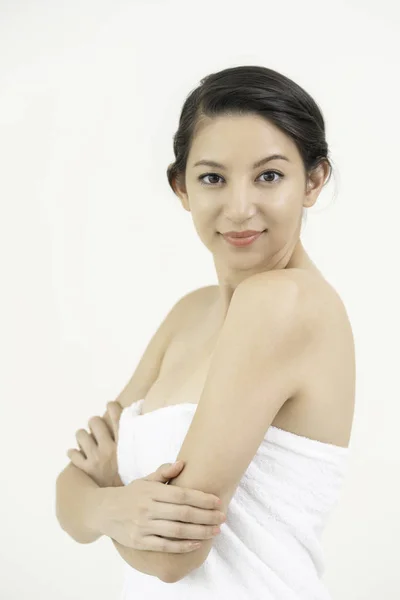 美丽的年轻妇女与干净的皮肤白色毛巾对白色背景 面部护理 美容和健康水疗 — 图库照片
