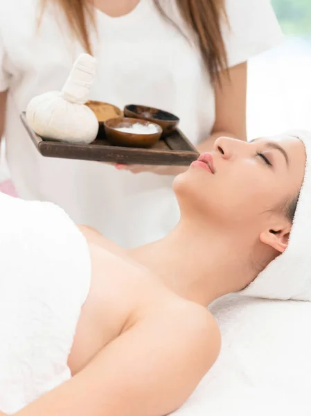 Ontspannen Vrouw Liggend Bed Van Spa Wellness Massage Voorbereid Met — Stockfoto