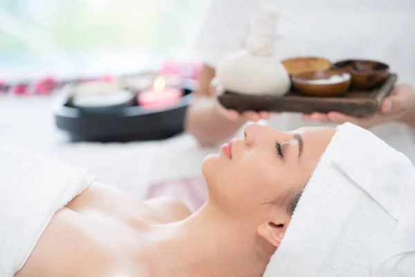 Mulher Relaxada Deitada Uma Cama Spa Preparada Para Massagem Spa — Fotografia de Stock