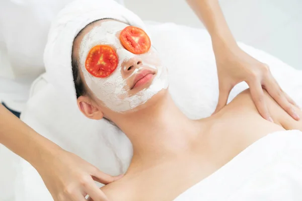 Mulher Bonita Ter Tratamento Máscara Facial Com Extrato Creme Tomate — Fotografia de Stock