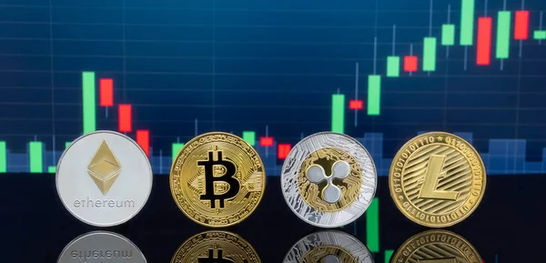 比特币和 Cryptocurrency 投资理念 物理金属比特币硬币与全球交易交易所市场价格图表的背景下 — 图库照片