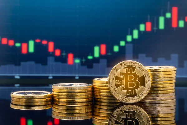 Concepto Inversión Bitcoin Criptomoneda Monedas Bitcoin Metálicas Físicas Con Gráfico —  Fotos de Stock