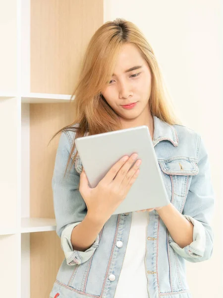 Jeune Femme Utilisant Une Tablette Dans Salon Bureau Domicile — Photo