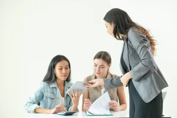 Grupo Trabalho Multicultural Mulheres Negócios Discutir Reunião Grupo Escritório Cooperação — Fotografia de Stock