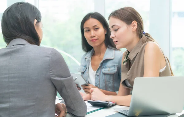 Die Arbeitsgruppe Multikultureller Unternehmerinnen Diskutiert Gruppensitzungen Büro Zusammenarbeit Ethnischer Vielfalt — Stockfoto