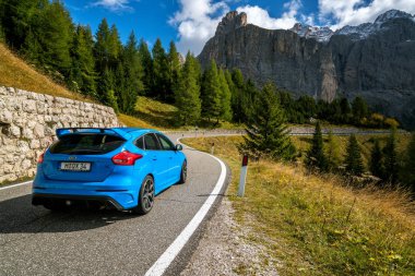 Bolzano, İtalya - 27 Eylül, 2017: İtalya Kuzeybatı Dolomites dağ dağ yolu üzerinde mavi Ford araba kullanıyor. Dolomites veya Dolomiti dağlar macera seyahat için doğa yürüyüşü ve yürüyüş, ünlü.