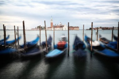 Gondol Venedik, İtalya San Giorgio Maggiore Kilisesi, muhteşem manzaralı St Mark's meydanından (Piazza san Marco). Venedik ünlü seyahat İtalya için kendi benzersiz cityscape ve kültür yer.
