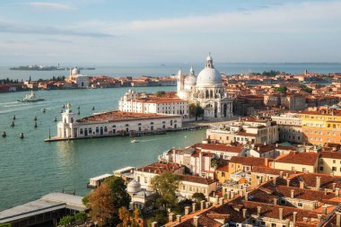 Venedik Canal Grande ve Basilica Santa Maria della Salute görünümünü güneşli yaz aylarında hava görünümünü Venedik, İtalya. Venedik ünlü seyahat İtalya için kendi benzersiz şehir ve kültür yer.