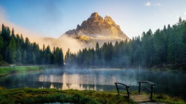 Antorno Gölü 'nün görkemli manzarası. İtalya' nın Doğu Dolomitleri 'nde Tre Cime di Lavaredo' nun ünlü Dolomites dağı. Güzel doğa manzarası ve manzaralı seyahat yeri.