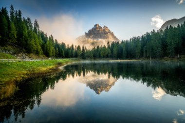 Antorno Gölü 'nün görkemli manzarası. İtalya' nın Doğu Dolomitleri 'nde Tre Cime di Lavaredo' nun ünlü Dolomites dağı. Güzel doğa manzarası ve manzaralı seyahat yeri.