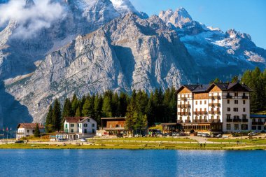 İtalya 'nın arka planında Dolomites Dağı ile Misurina Gölü' nün nefes kesici manzarası. İtalya 'daki Doğu Dolomitleri' nde seyahat yerlerinin panoramik manzarası.