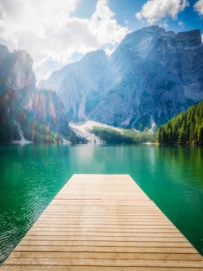 Dolomites 'teki Braies Gölü arka planda Seekofel, Sudtirol, İtalya. Braies Gölü aynı zamanda Lago di Braies olarak da bilinir. Göl, suya yansıyan dağlarla çevrilidir..