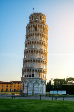 Pisa, İtalya 'daki Eğik Pisa Kulesi tüm dünyada istenmeyen eğik ve ünlü İtalya seyahatleriyle tanınıyor. Pisa Katedrali yakınlarında yer almaktadır..