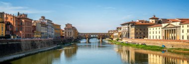 Floransa Ponte Vecchio Köprüsü ve şehir manzarası İtalya. Floransa Tuscany bölgesi Merkezi İtalya'nın başkentidir. Merkezi İtalya'nın Orta Çağ Ticaret ve son dönemin en zengin şehirler Floransa yapıldı.