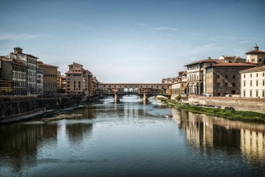 Floransa Ponte Vecchio Köprüsü ve şehir manzarası İtalya. Floransa Tuscany bölgesi Merkezi İtalya'nın başkentidir. Merkezi İtalya'nın Orta Çağ Ticaret ve son dönemin en zengin şehirler Floransa yapıldı.