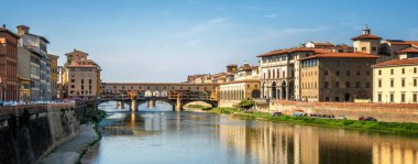 Floransa Ponte Vecchio Köprüsü ve şehir manzarası İtalya. Floransa Tuscany bölgesi Merkezi İtalya'nın başkentidir. Merkezi İtalya'nın Orta Çağ Ticaret ve son dönemin en zengin şehirler Floransa yapıldı.