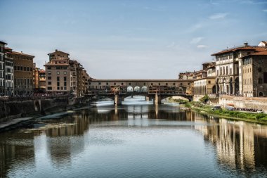 Floransa Ponte Vecchio Köprüsü ve şehir manzarası İtalya. Floransa Tuscany bölgesi Merkezi İtalya'nın başkentidir. Merkezi İtalya'nın Orta Çağ Ticaret ve son dönemin en zengin şehirler Floransa yapıldı.
