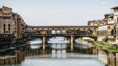 Floransa Ponte Vecchio Köprüsü ve şehir manzarası İtalya. Floransa Tuscany bölgesi Merkezi İtalya'nın başkentidir. Merkezi İtalya'nın Orta Çağ Ticaret ve son dönemin en zengin şehirler Floransa yapıldı.