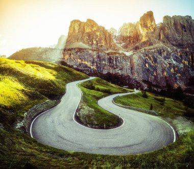 Ağaçlar, orman ve dağlar arka planlar ile güzel dağ yolu. Devlet karayolu yolu Passo Gardena, Sella dağ grup Dolomites dağ İtalya alınan.
