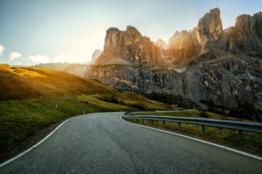 Ağaçlar, orman ve dağlar arka planlar ile güzel dağ yolu. Devlet karayolu yolu Passo Gardena, Sella dağ grup Dolomites dağ İtalya alınan.