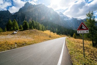 Ağaçlar, orman ve dağlar arka planlar ile güzel dağ yolu. Devlet karayolu yolu Passo Gardena, Sella dağ grup Dolomites dağ İtalya alınan.