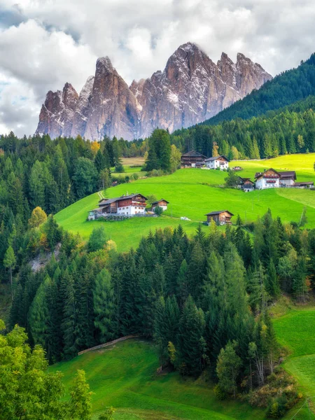 Bergdorf Villnoss Mit Landschaft Der Geislergruppe Naturpark Puez Geisler Den — Stockfoto