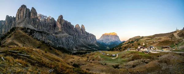 Dolomieten Italië Panoramische Landschap Sunrise Schijnt Langkofel Sassolungo Groep Passo — Stockfoto