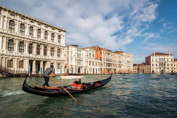 Venetian Gondolier Punting Gondola Grand Canal Venice Italy Gondola Traditional — Stock Photo, Image